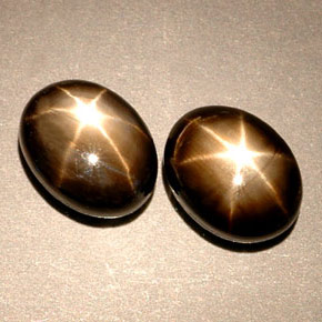 Zaffiro stellato naturale nero da  ct, taglio ovale, opaco