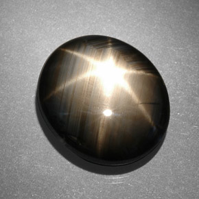 Zaffiro stellato naturale nero da 13,06 ct, taglio ovale, opaco