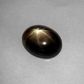 Zaffiro stellato naturale nero da 1,80 ct, taglio ovale, traslucido