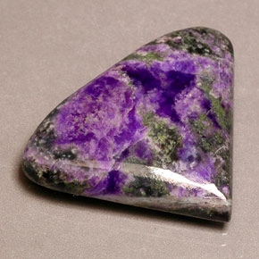 Sugilite naturale viola da 19,43 ct, forma fantasia, opaco