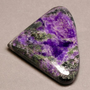 Sugilite naturale viola da 19,43 ct, forma fantasia, opaco