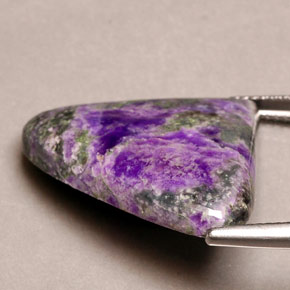 Sugilite naturale viola da 19,43 ct, forma fantasia, opaco