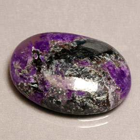 Sugilite naturale multicolore da 16,51 ct, taglio ovale, opaco