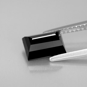 Tormalina naturale nero da 1,69 ct, baguette, opaco