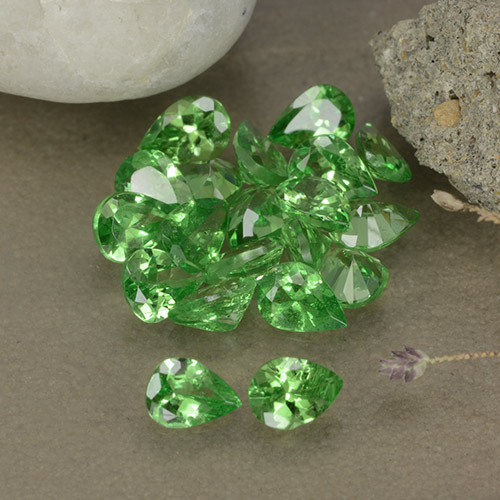 Gemme di Granato Tsavorite Verde brillante naturale da 2.97 ct, Forma a pera, VS