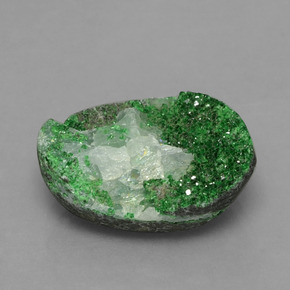 Drusa di uvarovite naturale verde da 8,99 ct, forma fantasia, opaco