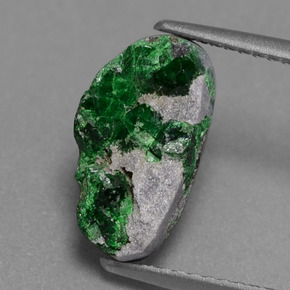 Drusa di uvarovite naturale verde da 4,02 ct, forma fantasia, opaco