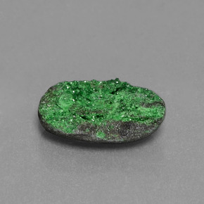 Drusa di uvarovite naturale verde da 2,43 ct, forma fantasia, opaco