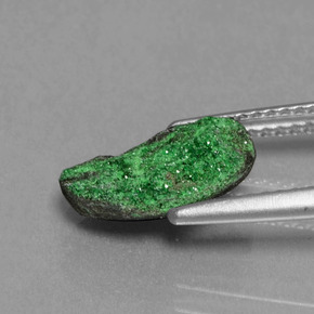 Drusa di uvarovite naturale verde da 2,43 ct, forma fantasia, opaco
