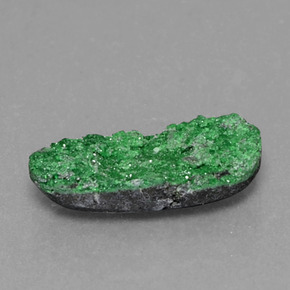 Drusa di uvarovite naturale verde da 2,74 ct, forma fantasia, opaco