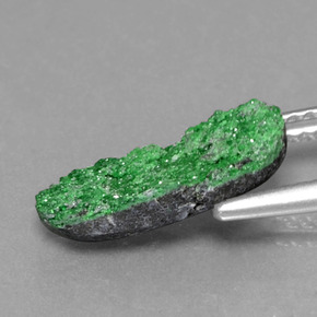 Drusa di uvarovite naturale verde da 2,74 ct, forma fantasia, opaco